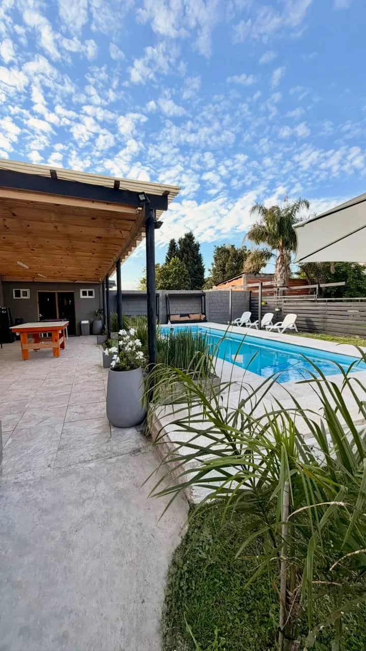 Pileta y zona de solarium en alquiler de quinta para eventos