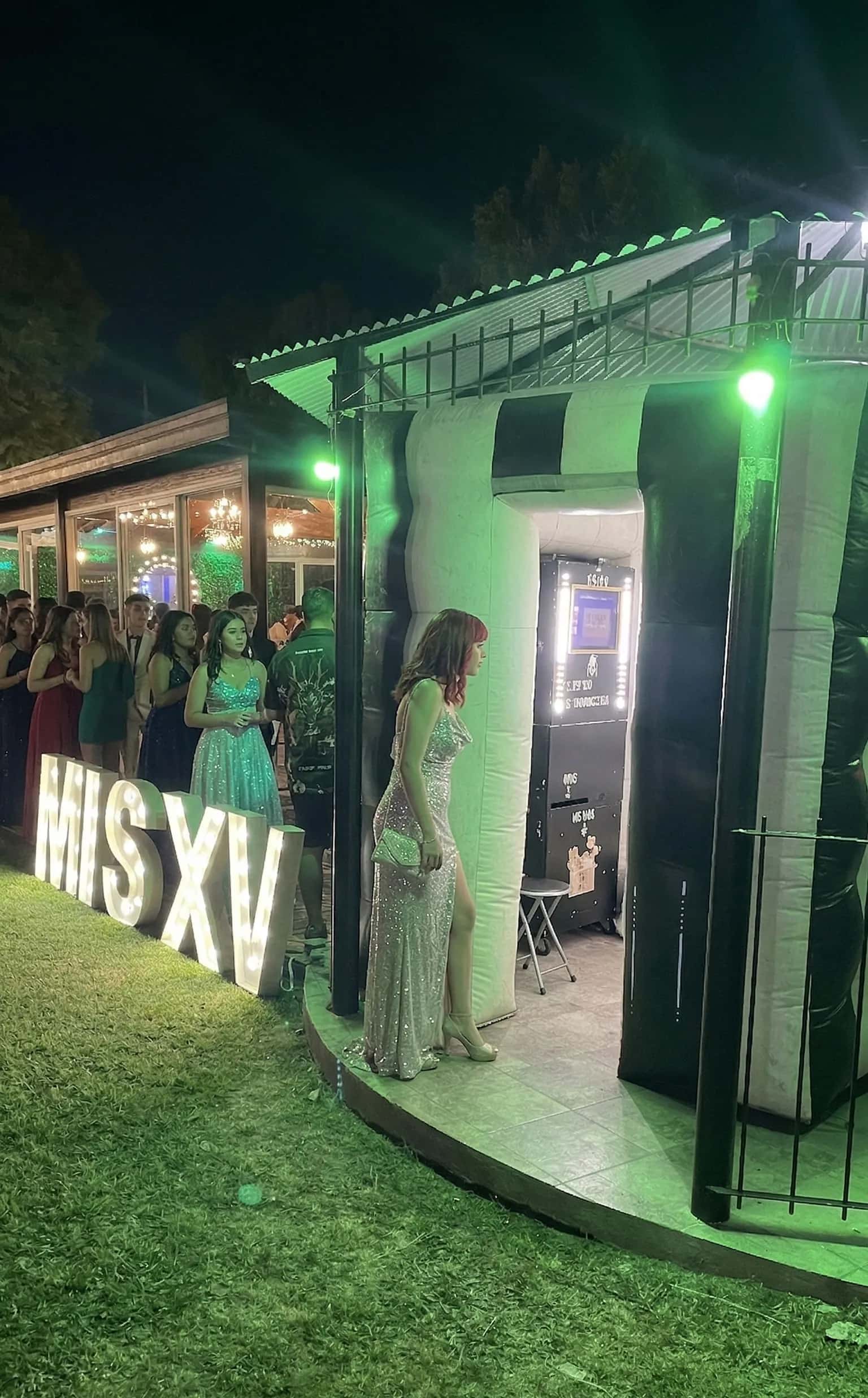 Invitados divirtiéndose y sacándose fotos en la cabina de Veko Producciones
