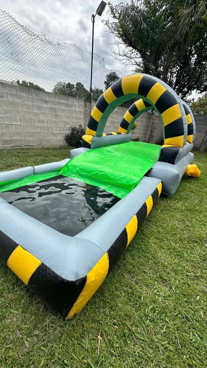 Tobogán inflable gigante para alquiler en fiestas infantiles y eventos