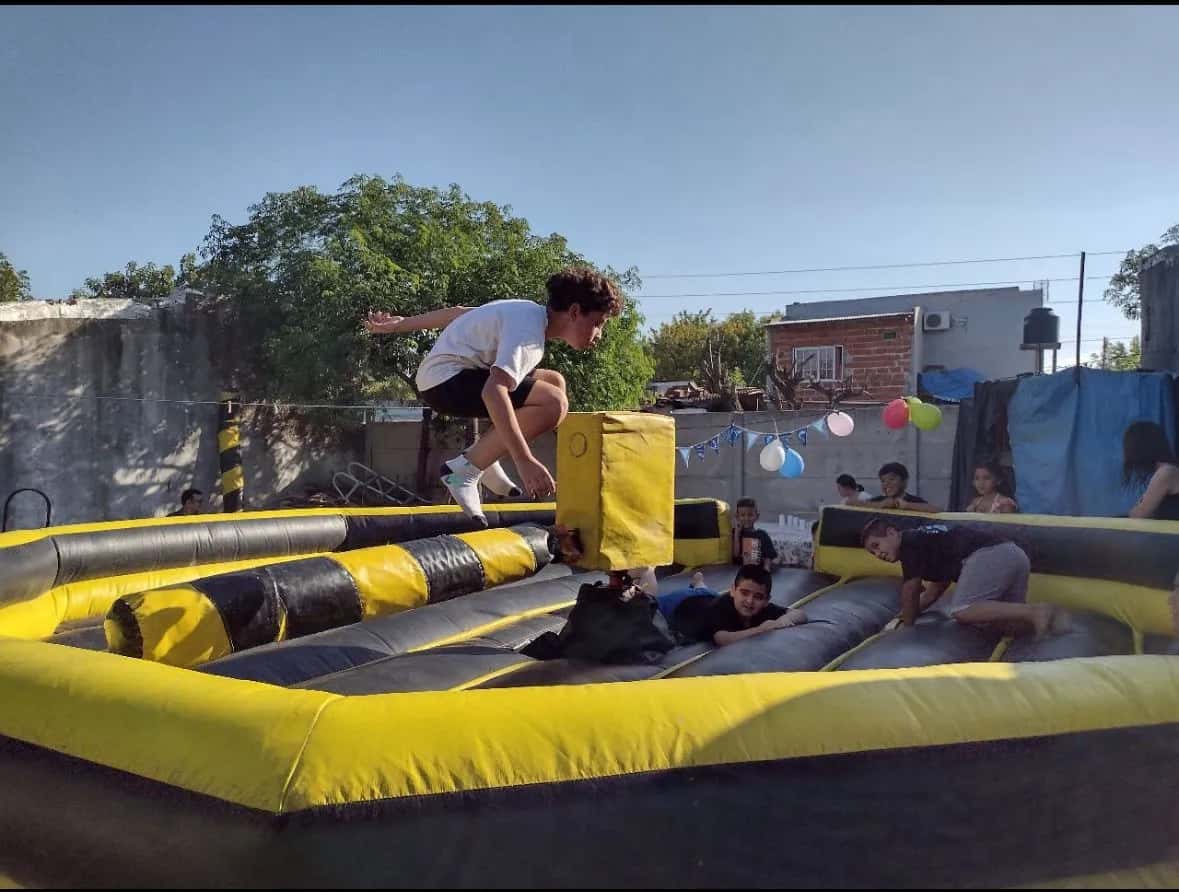 Invitados saltando en el juego del reloj barredor en una fiesta