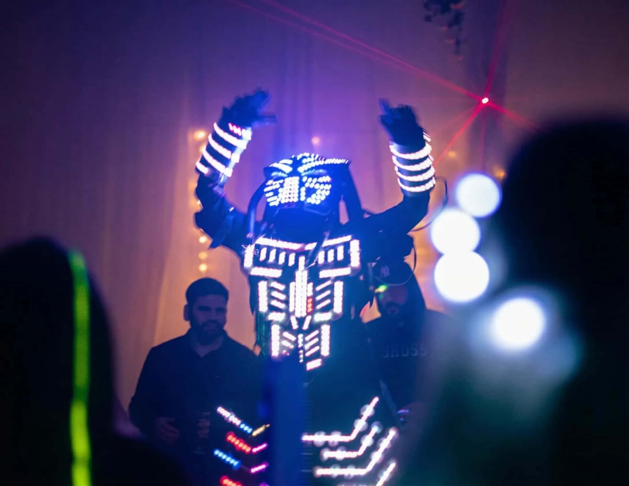 Animación con Robot LED luminoso en el carnaval carioca de una fiesta